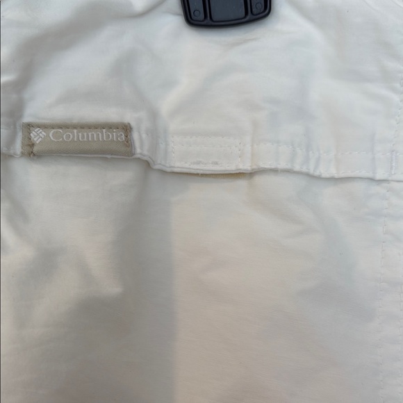 White Columbia Cargo Shorts with Cute Details - Picture 4 of 9